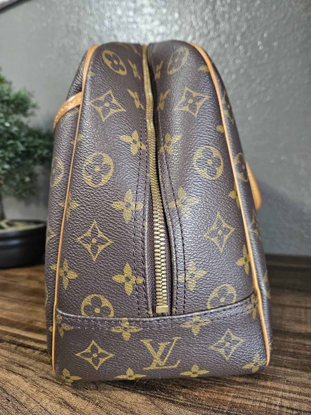 Authentic Louis Vuitton Deauville Monogram Canvas - Picture 4 of 16